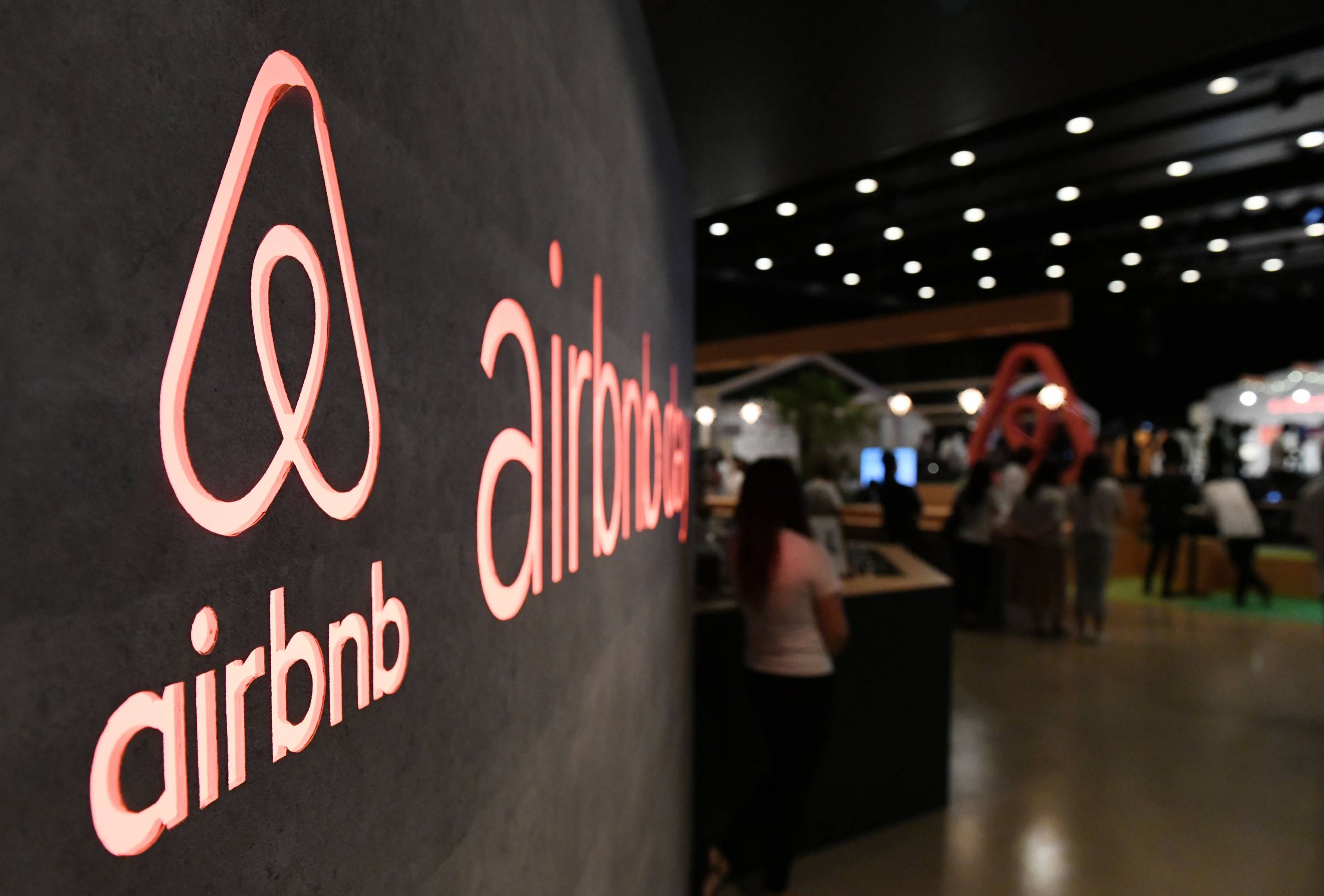 airbnb - 10 Examples of Powerful Global Branding